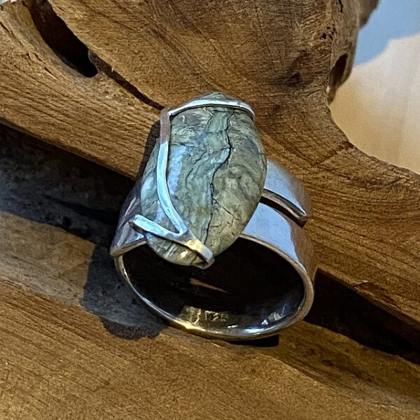 Pieces for Peace Ring, Silberschmuck, Ring mit Heilstein, Silberring mit Edelstein, Schmuck mit Botschaft, Ring Silber, Silberring, Ring aus Silber, Ring individuell anfertigen lassen, Ring Unikat Handarbeit, Ring außergewöhnlich, Ring extravagant, Ring Handarbeit, Ring handgefertigt, Ring handgemacht, handgearbeiteter Ring, handgefertigter Ring, handgemachter Ring, Ring handmade, Silberschmuck Handarbeit, Silberschmuck handgefertigt, Silberschmuck handgemacht, Schmuck Handarbeit, Schmuck handgefertigt, Schmuck handgemacht, handgearbeiteter Silberschmuck, handgefertigter Silberschmuck, handgemachter Silberschmuck, handgearbeiteter Schmuck, handgefertigter Schmuck, handgemachter Schmuck, Ring individuell anfertigen lassen, Ring personalisiert, Schmuck personalisiert, personalisierter Schmuck, personalisierter Ring, Ring Silber, Silberring, Silberring mit Stein, Ring mit Erinnerung, Silberschmuck Handarbeit, Sterling Silber