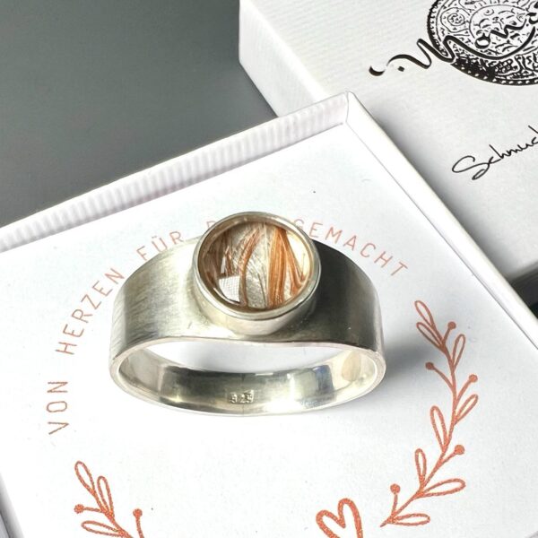 Pieces for Peace, Rune des Lebens, Schmuck für Frieden, Ring, Peace Schmuck, Erinnerungsschmuck, Andenkenschmuck, Silberschmuck, Schmuck mit Botschaft, Ring Silber, Silberring, Ring aus Silber, Ring individuell anfertigen lassen, Ring Unikat Handarbeit, Ring außergewöhnlich, Ring extravagant, Ring Handarbeit, Ring handgefertigt, Ring handgemacht, handgearbeiteter Ring, handgefertigter Ring, handgemachter Ring, Ring handmade, Silberschmuck Handarbeit, Silberschmuck handgefertigt, Silberschmuck handgemacht, Schmuck Handarbeit, Schmuck handgefertigt, Schmuck handgemacht, handgearbeiteter Silberschmuck, handgefertigter Silberschmuck, handgemachter Silberschmuck, handgearbeiteter Schmuck, handgefertigter Schmuck, handgemachter Schmuck, Ring individuell anfertigen lassen, Ring personalisiert, Schmuck personalisiert, personalisierter Schmuck, personalisierter Ring, Erinnerungsschmuck Ring, Erinnerungsschmuck Handarbeit, Erinnerungsschmuck handgefertigt, Erinnerungsschmuck handgemacht, handgearbeiteter Erinnerungsschmuck, handgefertigter Erinnerungsschmuck, handgemachter Erinnerungsschmuck, Andenkenschmuck Handarbeit, Andenkenschmuck handgefertigt, Andenkenschmuck handgemacht, handgearbeiteter Andenkenschmuck, handgefertigter Andenkenschmuck, handgemachter Andenkenschmuck, Andenkenschmuck Haare, Andenkenschmuck Katze, Erinnerungsschmuck Hund, Erinnnerungsschmuck Pferd, Erinnerungsschmuck Asche, Erinnerungsschmuck aus Asche, Erinnerungsschmuck mit Haaren, Andenken Ring, Ring, Ring Silber, Silberring, Silberring mit Stein, Ring mit Erinnerung, Ring mit Tierhaaren, Ring mit Asche, Erinnerungsschmuck, Andenkenschmuck, Ascheschmuck, Schmuck Erinnerung, Schmuck Andenken, Schmuck aus Tierhaar, Schmuck aus Asche, Ascheschmuck für Mensch und Tier, handgefertigter Erinnerungsschmuck aus Haaren Fell Asche, Schmuck Erinnerung Haustier, Schmuck Erinnerung Verstorbene, Schmuck Andenken Haustier, Schmuck Andenken Hund, Schmuck Andenken Katze, Schmuck Andenken Pferd, Silberschmuck Handarbeit, Sterling Silber, Silberguss, Silberblech, Memory Jewel, Rest in Peace, Memories