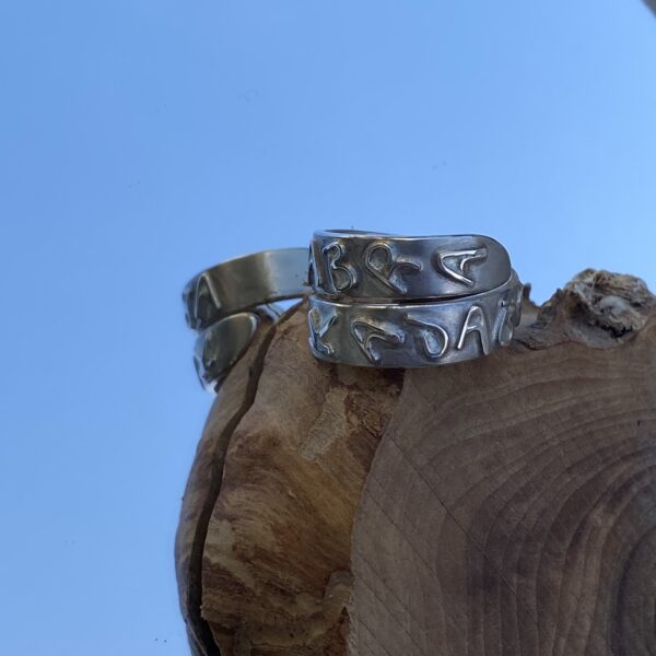 Pieces for Peace, Schmuck für Frieden, Peace Schmuck, Schmuck mit Botschaft, Abrakadabra, Ring Silber personalisiert, Silberring personalisiert, Ring aus Silber persolalisiert, Schmuck individuell anfertigen lassen, Ring individuell anfertigen lassen, Ring personalisiert, Schmuck personalisiert, personalisierter Schmuck, personalisierter Ring, Statement Ring, Ring Statement, Ring mit Botschaft, Ring mit Schrift, Ring Schriftzug, Buchstaben Ring, Ring aussagekräftig, Ring außergewöhnlich, Ring extravagant, Ring Handarbeit, Ring handgefertigt, Ring handgemacht, handgearbeiteter Ring, handgefertigter Ring, handgemachter Ring, Ring handmade, Silberschmuck Handarbeit, Silberschmuck handgefertigt, Silberschmuck handgemacht, Silberschmuck handgeschmiedet, Schmuck Handarbeit, Schmuck handgefertigt, Schmuck handgemacht, Schmuck handgeschmiedet, handgearbeiteter Silberschmuck, handgefertigter Silberschmuck, handgemachter Silberschmuck, handgeschmiedeter Silberschmuck, handgearbeiteter Schmuck, handgefertigter Schmuck, handgemachter Schmuck, handgeschmiedeter Schmuck, Ring Silber, Silberring, Ring Silberblech, Sterling Silber, Friedenstaube, Weltfrieden Schmuck, Frieden Schmuck, Friedensbotschaft, Botschaft für Frieden, Botschaft für Peace, Peace on Earth, Give Peace a Chance, Peace and Love, Peace Zeichen, Peace Symbol, Friedenstaube, Peace Message, Peace of Mind, World Peace, Innerer Frieden, Friedensbewegung, Friedensaktivist, Peacemaker, Friedensmanifest, Friedensappell, Friedensvertrag, Friedensverhandlung, Friedenstreck, Friedensmal, Peace Bell, Pax Terra, Peace is beautiful, Peace is coming, Peace one day