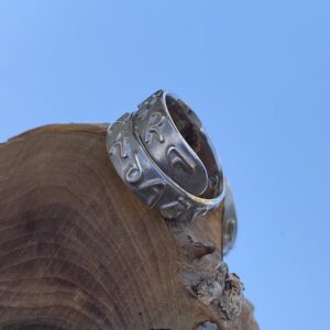 Pieces for Peace, Schmuck für Frieden, Peace Schmuck, Schmuck mit Botschaft, Abrakadabra, Ring Silber personalisiert, Silberring personalisiert, Ring aus Silber persolalisiert, Schmuck individuell anfertigen lassen, Ring individuell anfertigen lassen, Ring personalisiert, Schmuck personalisiert, personalisierter Schmuck, personalisierter Ring, Statement Ring, Ring Statement, Ring mit Botschaft, Ring mit Schrift, Ring Schriftzug, Buchstaben Ring, Ring aussagekräftig, Ring außergewöhnlich, Ring extravagant, Ring Handarbeit, Ring handgefertigt, Ring handgemacht, handgearbeiteter Ring, handgefertigter Ring, handgemachter Ring, Ring handmade, Silberschmuck Handarbeit, Silberschmuck handgefertigt, Silberschmuck handgemacht, Silberschmuck handgeschmiedet, Schmuck Handarbeit, Schmuck handgefertigt, Schmuck handgemacht, Schmuck handgeschmiedet, handgearbeiteter Silberschmuck, handgefertigter Silberschmuck, handgemachter Silberschmuck, handgeschmiedeter Silberschmuck, handgearbeiteter Schmuck, handgefertigter Schmuck, handgemachter Schmuck, handgeschmiedeter Schmuck, Ring Silber, Silberring, Ring Silberblech, Sterling Silber, Friedenstaube, Weltfrieden Schmuck, Frieden Schmuck, Friedensbotschaft, Botschaft für Frieden, Botschaft für Peace, Peace on Earth, Give Peace a Chance, Peace and Love, Peace Zeichen, Peace Symbol, Friedenstaube, Peace Message, Peace of Mind, World Peace, Innerer Frieden, Friedensbewegung, Friedensaktivist, Peacemaker, Friedensmanifest, Friedensappell, Friedensvertrag, Friedensverhandlung, Friedenstreck, Friedensmal, Peace Bell, Pax Terra, Peace is beautiful, Peace is coming, Peace one day