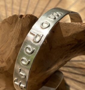 Pieces for Peace, Schmuck für Frieden, Peace Schmuck, Schmuck mit Botschaft, Armreif Silber personalisiert, Silberarmreifpersonalisiert, Armreif aus Silber persolalisiert, Schmuck individuell anfertigen lassen, Armreif individuell anfertigen lassen, Armreif personalisiert, Schmuck personalisiert, personalisierter Schmuck, personalisierter Armreif, Statement Armreif, Armreif Statement, Armreif mit Botschaft, Armreif mit Schrift, Armreif Schriftzug, Buchstaben Armreif, Armreif aussagekräftig, Armreif außergewöhnlich, Armreif extravagant, Armreif Handarbeit, Armreif handgefertigt, Armreif handgemacht, handgearbeiteter Armreif, handgefertigter Armreif, handgemachter Armreif, Armreif handmade, Silberschmuck Handarbeit, Silberschmuck handgefertigt, Silberschmuck handgemacht, Silberschmuck handgeschmiedet, Schmuck Handarbeit, Schmuck handgefertigt, Schmuck handgemacht, Schmuck handgeschmiedet, handgearbeiteter Silberschmuck, handgefertigter Silberschmuck, handgemachter Silberschmuck, handgeschmiedeter Silberschmuck, handgearbeiteter Schmuck, handgefertigter Schmuck, handgemachter Schmuck, handgeschmiedeter Schmuck, Armreif Silber, Silberring, Armreif Silberblech, Sterling Silber, Friedenstaube, Weltfrieden Schmuck, Frieden Schmuck, Friedensbotschaft, Botschaft für Frieden, Botschaft für Peace, Peace on Earth, Give Peace a Chance, Peace and Love, Peace Zeichen, Peace Symbol, Friedenstaube, Peace Message, Peace of Mind, World Peace, Innerer Frieden, Friedensbewegung, Friedensaktivist, Peacemaker, Friedensmanifest, Friedensappell, Friedensvertrag, Friedensverhandlung, Friedenstreck, Friedensmal, Peace Bell, Pax Terra, Peace is beautiful, Peace is coming, Peace one day