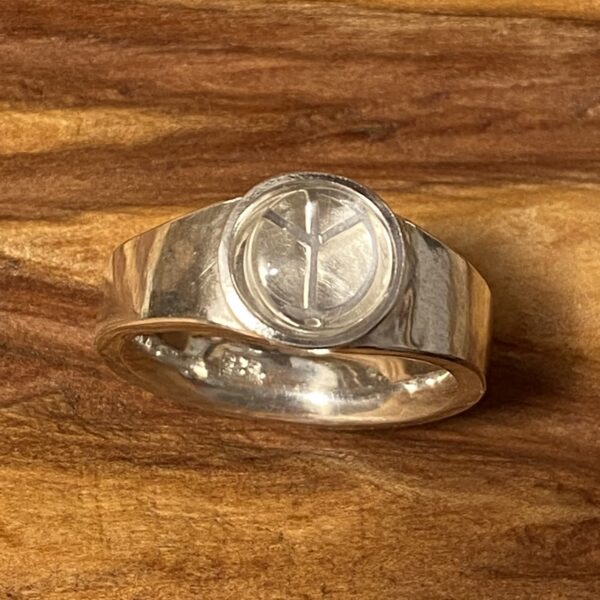 Pieces for Peace, Schmuck für Frieden, Ring, Peace Schmuck, Erinnerungsschmuck, Andenkenschmuck, Silberschmuck, Schmuck mit Botschaft, Ring Silber, Silberring, Ring aus Silber, Ring individuell anfertigen lassen, Ring Unikat Handarbeit, Ring außergewöhnlich, Ring extravagant, Ring Handarbeit, Ring handgefertigt, Ring handgemacht, handgearbeiteter Ring, handgefertigter Ring, handgemachter Ring, Ring handmade, Silberschmuck Handarbeit, Silberschmuck handgefertigt, Silberschmuck handgemacht, Schmuck Handarbeit, Schmuck handgefertigt, Schmuck handgemacht, handgearbeiteter Silberschmuck, handgefertigter Silberschmuck, handgemachter Silberschmuck, handgearbeiteter Schmuck, handgefertigter Schmuck, handgemachter Schmuck, Ring individuell anfertigen lassen, Ring personalisiert, Schmuck personalisiert, personalisierter Schmuck, personalisierter Ring, Erinnerungsschmuck Ring, Erinnerungsschmuck Handarbeit, Erinnerungsschmuck handgefertigt, Erinnerungsschmuck handgemacht, handgearbeiteter Erinnerungsschmuck, handgefertigter Erinnerungsschmuck, handgemachter Erinnerungsschmuck, Andenkenschmuck Handarbeit, Andenkenschmuck handgefertigt, Andenkenschmuck handgemacht, handgearbeiteter Andenkenschmuck, handgefertigter Andenkenschmuck, handgemachter Andenkenschmuck, Andenkenschmuck Haare, Andenkenschmuck Katze, Erinnerungsschmuck Hund, Erinnnerungsschmuck Pferd, Erinnerungsschmuck Asche, Erinnerungsschmuck aus Asche, Erinnerungsschmuck mit Haaren, Andenken Ring, Ring, Ring Silber, Silberring, Silberring mit Stein, Ring mit Erinnerung, Ring mit Tierhaaren, Ring mit Asche, Erinnerungsschmuck, Andenkenschmuck, Ascheschmuck, Schmuck Erinnerung, Schmuck Andenken, Schmuck aus Tierhaar, Schmuck aus Asche, Ascheschmuck für Mensch und Tier, handgefertigter Erinnerungsschmuck aus Haaren Fell Asche, Schmuck Erinnerung Haustier, Schmuck Erinnerung Verstorbene, Schmuck Andenken Haustier, Schmuck Andenken Hund, Schmuck Andenken Katze, Schmuck Andenken Pferd, Silberschmuck Handarbeit, Sterling Silber, Silberguss, Silberguss, Memory Jewel, Rest in Peace