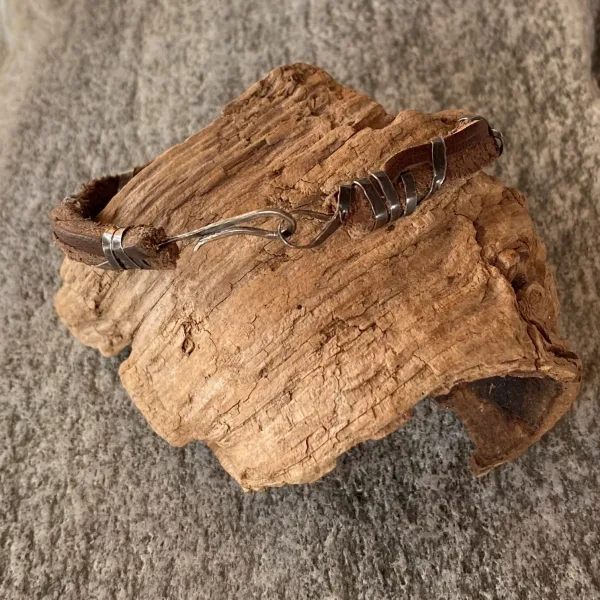 Pieces for Peace, Schmuck für Frieden, Peace Schmuck, Schmuck mit Botschaft, Leder, Silber, Armband Silber, Armband Leder, Silberdraht, geschmiedet, gehämmert, Schmuck individuell anfertigen lassen, Armband individuell anfertigen lassen, Armband Silber, Armband Silber Handarbeit, außergewöhnliches Armrband, Armband außergewöhnlich, extravagantes Armband, Armband Handarbeit, Armband handgefertigt, Armband handgemacht, handgearbeitetes Armband, handgefertigtes Armband, handgemachtes Armband, Armband handmade, Silberschmuck Handarbeit, Silberschmuck handgefertigt, Silberschmuck handgemacht, Schmuck Handarbeit, Schmuck handgefertigt, Schmuck handgemacht, handgearbeiteter Silberschmuck, handgefertigter Silberschmuck, handgemachter Silberschmuck, handgearbeiteter Schmuck, handgefertigter Schmuck, handgemachter Schmuck, Sterling Silber, Friedenstaube, Weltfrieden Schmuck, Frieden Schmuck, Friedensbotschaft, Botschaft für Frieden, Botschaft für Peace, Peace on Earth, Give Peace a Chance, Peace and Love, Peace Zeichen, Peace Symbol, Friedenstaube, Peace Message, Peace of Mind, World Peace, Innerer Frieden, Friedensbewegung, Friedensaktivist, Peacemaker, Friedensmanifest, Friedensappell, Friedensvertrag, Friedensverhandlung, Friedenstreck, Friedensmal, Peace Bell, Pax Terra, Peace is beautiful, Peace is coming, Peace one day