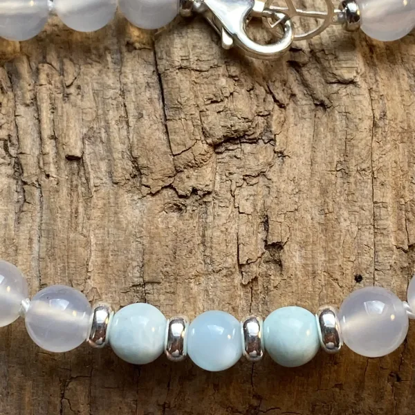 Pieces for Peace, Schmuck für Frieden, Peace Schmuck, Schmuck mit Botschaft, Armband, Schmuck individuell anfertigen lassen, Schmuck Handarbeit, Schmuck handgefertigt, Schmuck handgemacht, handgearbeiteter Schmuck, handgefertigter Schmuck, handgemachter Schmuck, Armband Handarbeit, Armband handgefertigt, Armband handgemacht, handgearbeitetes Armband, handgefertigtes Armband, handgemachtes Armband, Perlen geknotet, Armband handgeknotet, Kette geknotet, Armband handmade, Heilstein Armband handgemacht, Armband Heilsteine, Heilstein Armband Wirkung, Armband geknotet, Heilsteinarmband, Perlenarmband handgeknotet, Achat, Larimar, Achat Wirkung, Larimar Wirkung, Achat Schmuck, Larimar Schmuck, Weltfrieden Schmuck, Frieden Schmuck Armband, handgefertigter Schmuck, Armband aus Handarbeit, Armband Heilstein, Peace Armband Edelstein, Armband weiße Edelsteinperlen, Armband Edelstein weiß, Armband weiße Perlen, weiß, blau, Armband Perlen mehrfarbig, Perlenarmband Edelstein, Heilstein Armband mehrfarbig, Perlenschmuck Armband, Edelsteinarmband Peace, Sterling Silber, Botschaft für Frieden, Botschaft für Peace, Peace on Earth, Give Peace a Chance, Peace and Love, Peace Zeichen, Peace Symbol, Friedenstaube, Peace Message, Peace of Mind, World Peace, Innerer Frieden, Friedensbewegung, Friedensaktivist, Peacemaker, Friedensmanifest, Friedensappell, Friedensvertrag, Friedensverhandlung, Friedenstreck, Friedensmal, Peace Bell, Pax Terra, Peace is beautiful, Peace is coming, Peace one day