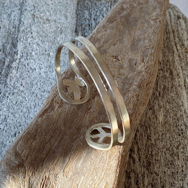 Pieces for Peace, Schmuck für Frieden, Rune des Lebens, Peace Schmuck, Schmuck mit Botschaft, Armreif Silber, Friedensbotschaft, Schmuck individuell anfertigen lassen, Armreif individuell anfertigen lassen, Armreif Silber, Armreif Silber Handarbeit, außergewöhnliche Armreife, Armreif außergewöhnlich, extravagante Armreife, Armreif Handarbeit, Armreif handgefertigt, Armreif handgemacht, handgearbeiteter Armreif, handgefertigter Armreif, handgemachter Armreif, Armreif handmade, Silberschmuck Handarbeit, Silberschmuck handgefertigt, Silberschmuck handgemacht, Schmuck Handarbeit, Schmuck handgefertigt, Schmuck handgemacht, handgearbeiteter Silberschmuck, handgefertigter Silberschmuck, handgemachter Silberschmuck, handgearbeiteter Schmuck, handgefertigter Schmuck, handgemachter Schmuck, Sterling Silber, Friedenstaube, Weltfrieden Schmuck, Frieden Schmuck, Friedensbotschaft, Botschaft für Frieden, Botschaft für Peace, Peace on Earth, Give Peace a Chance, Peace and Love, Peace Zeichen, Peace Symbol, Friedenstaube, Peace Message, Peace of Mind, World Peace, Innerer Frieden, Friedensbewegung, Friedensaktivist, Peacemaker, Friedensmanifest, Friedensappell, Friedensvertrag, Friedensverhandlung, Friedenstreck, Friedensmal, Peace Bell, Pax Terra, Peace is beautiful, Peace is coming, Peace one day