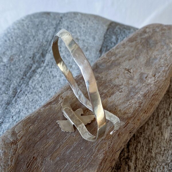 Pieces for Peace, Schmuck für Frieden, Peace Schmuck, Schmuck mit Botschaft, Armreif Silber, Silberarmreif, Armreif aus Silber, Friedenstaube, Schmuck individuell anfertigen lassen, Armreif individuell anfertigen lassen, Armreif Silber, Armreif Silber Handarbeit, außergewöhnliche Armreife, Armreif außergewöhnlich, extravagante Armreife, Armreif Handarbeit, Armreif handgefertigt, Armreif handgemacht, handgearbeiteter Armreif, handgefertigter Armreif, handgemachter Armreif, Armreif handmade, Silberschmuck Handarbeit, Silberschmuck handgefertigt, Silberschmuck handgemacht, Schmuck Handarbeit, Schmuck handgefertigt, Schmuck handgemacht, handgearbeiteter Silberschmuck, handgefertigter Silberschmuck, handgemachter Silberschmuck, handgearbeiteter Schmuck, handgefertigter Schmuck, handgemachter Schmuck, Sterling Silber, Friedenstaube, Weltfrieden Schmuck, Frieden Schmuck, Friedensbotschaft, Botschaft für Frieden, Botschaft für Peace, Peace on Earth, Give Peace a Chance, Peace and Love, Peace Zeichen, Peace Symbol, Friedenstaube, Peace Message, Peace of Mind, World Peace, Innerer Frieden, Friedensbewegung, Friedensaktivist, Peacemaker, Friedensmanifest, Friedensappell, Friedensvertrag, Friedensverhandlung, Friedenstreck, Friedensmal, Peace Bell, Pax Terra, Peace is beautiful, Peace is coming, Peace one day
