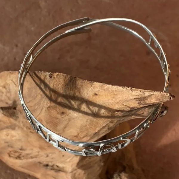 Pieces for Peace, Schmuck für Frieden, Peace Schmuck, Schmuck mit Botschaft, Armreif Silber, Silberarmreif, Armreif aus Silber, Om Mani Padme Hum, Schmuck individuell anfertigen lassen, Armreif individuell anfertigen lassen, Armreif Silber, Armreif Silber Handarbeit, außergewöhnliche Armreife, Armreif außergewöhnlich, extravagante Armreife, Armreif Handarbeit, Armreif handgefertigt, Armreif handgemacht, handgearbeiteter Armreif, handgefertigter Armreif, handgemachter Armreif, Armreif handmade, Silberschmuck Handarbeit, Silberschmuck handgefertigt, Silberschmuck handgemacht, Schmuck Handarbeit, Schmuck handgefertigt, Schmuck handgemacht, handgearbeiteter Silberschmuck, handgefertigter Silberschmuck, handgemachter Silberschmuck, handgearbeiteter Schmuck, handgefertigter Schmuck, handgemachter Schmuck, Sterling Silber, Friedenstaube, Weltfrieden Schmuck, Frieden Schmuck, Friedensbotschaft, Botschaft für Frieden, Botschaft für Peace, Peace on Earth, Give Peace a Chance, Peace and Love, Peace Zeichen, Peace Symbol, Friedenstaube, Peace Message, Peace of Mind, World Peace, Innerer Frieden, Friedensbewegung, Friedensaktivist, Peacemaker, Friedensmanifest, Friedensappell, Friedensvertrag, Friedensverhandlung, Friedenstreck, Friedensmal, Peace Bell, Pax Terra, Peace is beautiful, Peace is coming, Peace one day