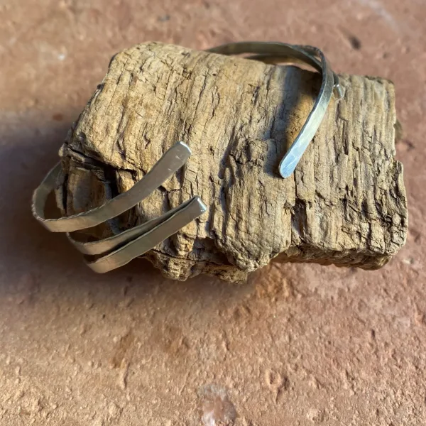 Pieces for Peace, Schmuck für Frieden, Peace Schmuck, Schmuck mit Botschaft, Armreif Silber, Silberarmreif, Armreif aus Silber, Paix, Schmuck individuell anfertigen lassen, Armreif individuell anfertigen lassen, Armreif Silber, Armreif Silber Handarbeit, außergewöhnliche Armreife, Armreif außergewöhnlich, extravagante Armreife, Armreif Handarbeit, Armreif handgefertigt, Armreif handgemacht, handgearbeiteter Armreif, handgefertigter Armreif, handgemachter Armreif, Armreif handmade, Silberschmuck Handarbeit, Silberschmuck handgefertigt, Silberschmuck handgemacht, Schmuck Handarbeit, Schmuck handgefertigt, Schmuck handgemacht, handgearbeiteter Silberschmuck, handgefertigter Silberschmuck, handgemachter Silberschmuck, handgearbeiteter Schmuck, handgefertigter Schmuck, handgemachter Schmuck, Sterling Silber, Friedenstaube, Weltfrieden Schmuck, Frieden Schmuck, Friedensbotschaft, Botschaft für Frieden, Botschaft für Peace, Peace on Earth, Give Peace a Chance, Peace and Love, Peace Zeichen, Peace Symbol, Friedenstaube, Peace Message, Peace of Mind, World Peace, Innerer Frieden, Friedensbewegung, Friedensaktivist, Peacemaker, Friedensmanifest, Friedensappell, Friedensvertrag, Friedensverhandlung, Friedenstreck, Friedensmal, Peace Bell, Pax Terra, Peace is beautiful, Peace is coming, Peace one day
