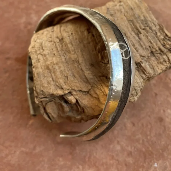 Pieces for Peace, Schmuck für Frieden, Rune des Lebens, Peace Schmuck, Schmuck mit Botschaft, Armreif Silber, Peace, Schmuck individuell anfertigen lassen, Armreif individuell anfertigen lassen, Armreif Silber, Armreif Silber Handarbeit, außergewöhnliche Armreife, Armreif außergewöhnlich, extravagante Armreife, Armreif Handarbeit, Armreif handgefertigt, Armreif handgemacht, handgearbeiteter Armreif, handgefertigter Armreif, handgemachter Armreif, Armreif handmade, Silberschmuck Handarbeit, Silberschmuck handgefertigt, Silberschmuck handgemacht, Schmuck Handarbeit, Schmuck handgefertigt, Schmuck handgemacht, handgearbeiteter Silberschmuck, handgefertigter Silberschmuck, handgemachter Silberschmuck, handgearbeiteter Schmuck, handgefertigter Schmuck, handgemachter Schmuck, Sterling Silber, Friedenstaube, Weltfrieden Schmuck, Frieden Schmuck, Friedensbotschaft, Botschaft für Frieden, Botschaft für Peace, Peace on Earth, Give Peace a Chance, Peace and Love, Peace Zeichen, Peace Symbol, Friedenstaube, Peace Message, Peace of Mind, World Peace, Innerer Frieden, Friedensbewegung, Friedensaktivist, Peacemaker, Friedensmanifest, Friedensappell, Friedensvertrag, Friedensverhandlung, Friedenstreck, Friedensmal, Peace Bell, Pax Terra, Peace is beautiful, Peace is coming, Peace one day
