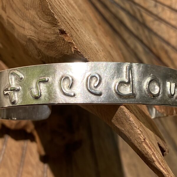 Pieces for Peace, Schmuck für Frieden, Peace Schmuck, Schmuck mit Botschaft, Armreif Silber personalisiert, Silberarmreifpersonalisiert, Armreif aus Silber persolalisiert, Schmuck individuell anfertigen lassen, Armreif individuell anfertigen lassen, Armreif personalisiert, Schmuck personalisiert, personalisierter Schmuck, personalisierter Armreif, Statement Armreif, Armreif Statement, Armreif mit Botschaft, Armreif mit Schrift, Armreif Schriftzug, Buchstaben Armreif, Armreif aussagekräftig, Armreif außergewöhnlich, Armreif extravagant, Armreif Handarbeit, Armreif handgefertigt, Armreif handgemacht, handgearbeiteter Armreif, handgefertigter Armreif, handgemachter Armreif, Armreif handmade, Silberschmuck Handarbeit, Silberschmuck handgefertigt, Silberschmuck handgemacht, Silberschmuck handgeschmiedet, Schmuck Handarbeit, Schmuck handgefertigt, Schmuck handgemacht, Schmuck handgeschmiedet, handgearbeiteter Silberschmuck, handgefertigter Silberschmuck, handgemachter Silberschmuck, handgeschmiedeter Silberschmuck, handgearbeiteter Schmuck, handgefertigter Schmuck, handgemachter Schmuck, handgeschmiedeter Schmuck, Armreif Silber, Silberring, Armreif Silberblech, Sterling Silber, Friedenstaube, Weltfrieden Schmuck, Frieden Schmuck, Friedensbotschaft, Botschaft für Frieden, Botschaft für Peace, Peace on Earth, Give Peace a Chance, Peace and Love, Peace Zeichen, Peace Symbol, Friedenstaube, Peace Message, Peace of Mind, World Peace, Innerer Frieden, Friedensbewegung, Friedensaktivist, Peacemaker, Friedensmanifest, Friedensappell, Friedensvertrag, Friedensverhandlung, Friedenstreck, Friedensmal, Peace Bell, Pax Terra, Peace is beautiful, Peace is coming, Peace one day