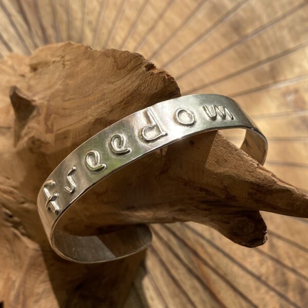 Pieces for Peace, Schmuck für Frieden, Peace Schmuck, Schmuck mit Botschaft, Armreif Silber personalisiert, Silberarmreifpersonalisiert, Armreif aus Silber persolalisiert, Schmuck individuell anfertigen lassen, Armreif individuell anfertigen lassen, Armreif personalisiert, Schmuck personalisiert, personalisierter Schmuck, personalisierter Armreif, Statement Armreif, Armreif Statement, Armreif mit Botschaft, Armreif mit Schrift, Armreif Schriftzug, Buchstaben Armreif, Armreif aussagekräftig, Armreif außergewöhnlich, Armreif extravagant, Armreif Handarbeit, Armreif handgefertigt, Armreif handgemacht, handgearbeiteter Armreif, handgefertigter Armreif, handgemachter Armreif, Armreif handmade, Silberschmuck Handarbeit, Silberschmuck handgefertigt, Silberschmuck handgemacht, Silberschmuck handgeschmiedet, Schmuck Handarbeit, Schmuck handgefertigt, Schmuck handgemacht, Schmuck handgeschmiedet, handgearbeiteter Silberschmuck, handgefertigter Silberschmuck, handgemachter Silberschmuck, handgeschmiedeter Silberschmuck, handgearbeiteter Schmuck, handgefertigter Schmuck, handgemachter Schmuck, handgeschmiedeter Schmuck, Armreif Silber, Silberring, Armreif Silberblech, Sterling Silber, Friedenstaube, Weltfrieden Schmuck, Frieden Schmuck, Friedensbotschaft, Botschaft für Frieden, Botschaft für Peace, Peace on Earth, Give Peace a Chance, Peace and Love, Peace Zeichen, Peace Symbol, Friedenstaube, Peace Message, Peace of Mind, World Peace, Innerer Frieden, Friedensbewegung, Friedensaktivist, Peacemaker, Friedensmanifest, Friedensappell, Friedensvertrag, Friedensverhandlung, Friedenstreck, Friedensmal, Peace Bell, Pax Terra, Peace is beautiful, Peace is coming, Peace one day