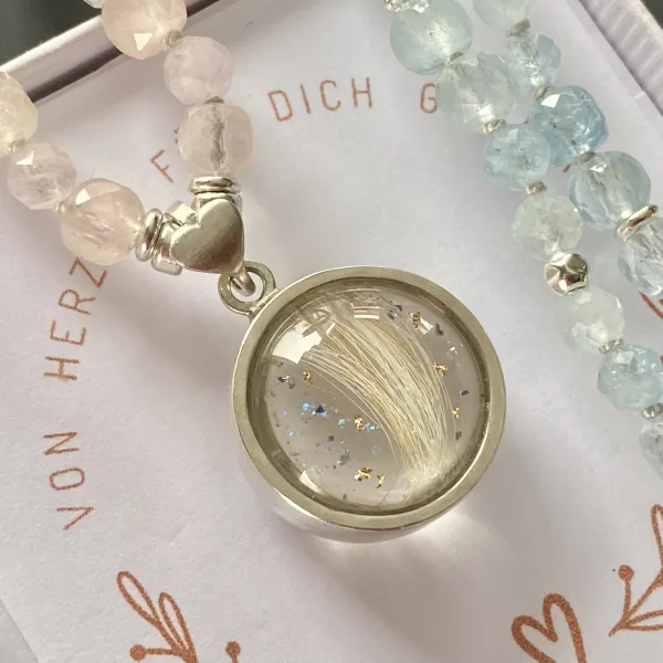 Pieces for Peace, Schmuck für Frieden, Peace Schmuck, Schmuck mit Botschaft, Halskette, Perlenkette, Schmuck individuell anfertigen lassen, Schmuck Handarbeit, Schmuck handgefertigt, Schmuck handgemacht, handgearbeiteter Schmuck, handgefertigter Schmuck, handgemachter Schmuck, Halskette Handarbeit, Halskette handgefertigt, Halskette handgemacht, handgearbeitete Halskette, handgefertigte Halskette, handgemachte Halskette, Perlenkette Handarbeit, Perlenkette handgefertigt, Perlenkette handgemacht, handgearbeitete Perlenkette, handgefertigte Perlenkette, handgemachte Perlenkette, Perlen geknotet, Halskette handgeknotet, Kette geknotet, Perlenkette handmade, Halskette handmade, Halskette Heilsteine, Heilstein Kette Wirkung, Weltfrieden Schmuck, Frieden Schmuck Halskette, handgefertigter Schmuck, Halskette Damen Handarbeit, Heilsteinhalskette, Perlenkette geknotet, Halskette geknotet, Perlenkette Handarbeit, Halskette Handarbeit, Peace Halskette Edelstein, Halskette Heilstein, Halskette Edelsteinperlen, Halskette Edelstein, Halskette Perlen, Perlenhalskette Edelstein, Perlenschmuck Halskette, Edelsteinhalskette, Heilsteine Wirkung, Sterling Silber, Botschaft für Frieden, Botschaft für Peace, Peace on Earth, Give Peace a Chance, Peace and Love, Peace Zeichen, Peace Symbol, Friedenstaube, Peace Message, Peace of Mind, World Peace, Innerer Frieden, Friedensbewegung, Friedensaktivist, Peacemaker, Friedensmanifest, Friedensappell, Friedensvertrag, Friedensverhandlung, Friedenstreck, Friedensmal, Peace Bell, Pax Terra, Peace is beautiful, Peace is coming, Peace one day, Erinnerungsschmuck, Andenkenschmuck, außergewöhnliche Kettenanhänger, Schmuck Handarbeit, Schmuck handgefertigt, Schmuck handgemacht, handgearbeiteter Schmuck, handgefertigter Schmuck, handgemachter Schmuck, Erinnerungsschmuck Handarbeit, Erinnerungsschmuck handgefertigt, Erinnerungsschmuck handgemacht, handgearbeiteter Erinnerungsschmuck, handgefertigter Erinnerungsschmuck, handgemachter Erinnerungsschmuck, Andenkenschmuck Handarbeit, Andenkenschmuck handgefertigt, Andenkenschmuck handgemacht, handgearbeiteter Andenkenschmuck, handgefertigter Andenkenschmuck, handgemachter Andenkenschmuck, Kettenanhänger Handarbeit, Kettenanhänger handgefertigt, Kettenanhänger handgemacht, handgearbeiteter Kettenanhänger, handgefertigter Kettenanhänger, handgemachter Kettenanhänger, Kettenanhänger handmade, Andenkenschmuck Haare, Andenkenschmuck Katze, Erinnerungsschmuck Hund, Erinnnerungsschmuck Pferd, Erinnerungsschmuck Asche, Erinnerungsschmuck aus Asche, Erinnerungsschmuck mit Haaren, Kettenanhänger, Andenken Kettenanhänger, Silber Kettenanhänger, Kettenanhänger mit Erinnerung, Kettenanhänger mit Tierhaaren, Kettenanhänger mit Asche, Ascheschmuck, Schmuck Erinnerung, Schmuck Andenken, Schmuck aus Tierhaar, Schmuck aus Asche, Ascheschmuck für Mensch und Tier, handgefertigter Erinnerungsschmuck aus Haaren Fell Asche, Schmuck Erinnerung Haustier, Schmuck Erinnerung Verstorbene, Schmuck Andenken Haustier, Schmuck Andenken Hund, Schmuck Andenken Katze, Schmuck Andenken Pferd, Silberschmuck Handarbeit, Sterling Silber, Memory Jewel, Rest in Peace, Memories