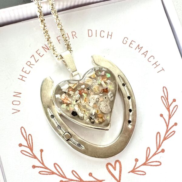 Pieces for Peace, Schmuck für Frieden, Peace Schmuck, Schmuck mit Botschaft, Erinnerungsschmuck, Andenkenschmuck, außergewöhnliche Kettenanhänger, Schmuck Handarbeit, Schmuck handgefertigt, Schmuck handgemacht, handgearbeiteter Schmuck, handgefertigter Schmuck, handgemachter Schmuck, Erinnerungsschmuck Handarbeit, Erinnerungsschmuck handgefertigt, Erinnerungsschmuck handgemacht, handgearbeiteter Erinnerungsschmuck, handgefertigter Erinnerungsschmuck, handgemachter Erinnerungsschmuck, Andenkenschmuck Handarbeit, Andenkenschmuck handgefertigt, Andenkenschmuck handgemacht, handgearbeiteter Andenkenschmuck, handgefertigter Andenkenschmuck, handgemachter Andenkenschmuck, Kettenanhänger Handarbeit, Kettenanhänger handgefertigt, Kettenanhänger handgemacht, handgearbeiteter Kettenanhänger, handgefertigter Kettenanhänger, handgemachter Kettenanhänger, Kettenanhänger handmade, Andenkenschmuck Haare, Andenkenschmuck Katze, Erinnerungsschmuck Hund, Erinnnerungsschmuck Pferd, Erinnerungsschmuck Asche, Erinnerungsschmuck aus Asche, Erinnerungsschmuck mit Haaren, Kettenanhänger, Andenken Kettenanhänger, Silber Kettenanhänger, Kettenanhänger mit Erinnerung, Kettenanhänger mit Tierhaaren, Kettenanhänger mit Asche, Ascheschmuck, Schmuck Erinnerung, Schmuck Andenken, Schmuck aus Tierhaar, Schmuck aus Asche, Ascheschmuck für Mensch und Tier, handgefertigter Erinnerungsschmuck aus Haaren Fell Asche, Schmuck Erinnerung Haustier, Schmuck Erinnerung Verstorbene, Schmuck Andenken Haustier, Schmuck Andenken Hund, Schmuck Andenken Katze, Schmuck Andenken Pferd, Silberschmuck Handarbeit, Sterling Silber, Memory Jewel, Rest in Peace, Memories