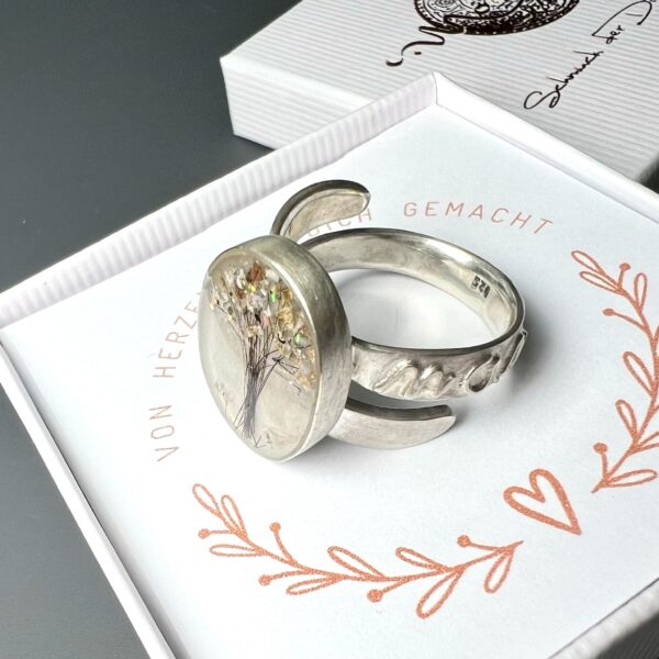 Pieces for Peace, Rune des Lebens, Schmuck für Frieden, Ring, Peace Schmuck, Erinnerungsschmuck, Andenkenschmuck, Silberschmuck, Schmuck mit Botschaft, Ring Silber, Silberring, Ring aus Silber, Ring individuell anfertigen lassen, Ring Unikat Handarbeit, Ring außergewöhnlich, Ring extravagant, Ring Handarbeit, Ring handgefertigt, Ring handgemacht, handgearbeiteter Ring, handgefertigter Ring, handgemachter Ring, Ring handmade, Silberschmuck Handarbeit, Silberschmuck handgefertigt, Silberschmuck handgemacht, Schmuck Handarbeit, Schmuck handgefertigt, Schmuck handgemacht, handgearbeiteter Silberschmuck, handgefertigter Silberschmuck, handgemachter Silberschmuck, handgearbeiteter Schmuck, handgefertigter Schmuck, handgemachter Schmuck, Ring individuell anfertigen lassen, Ring personalisiert, Schmuck personalisiert, personalisierter Schmuck, personalisierter Ring, Erinnerungsschmuck Ring, Erinnerungsschmuck Handarbeit, Erinnerungsschmuck handgefertigt, Erinnerungsschmuck handgemacht, handgearbeiteter Erinnerungsschmuck, handgefertigter Erinnerungsschmuck, handgemachter Erinnerungsschmuck, Andenkenschmuck Handarbeit, Andenkenschmuck handgefertigt, Andenkenschmuck handgemacht, handgearbeiteter Andenkenschmuck, handgefertigter Andenkenschmuck, handgemachter Andenkenschmuck, Andenkenschmuck Haare, Andenkenschmuck Katze, Erinnerungsschmuck Hund, Erinnnerungsschmuck Pferd, Erinnerungsschmuck Asche, Erinnerungsschmuck aus Asche, Erinnerungsschmuck mit Haaren, Andenken Ring, Ring, Ring Silber, Silberring, Silberring mit Stein, Ring mit Erinnerung, Ring mit Tierhaaren, Ring mit Asche, Erinnerungsschmuck, Andenkenschmuck, Ascheschmuck, Schmuck Erinnerung, Schmuck Andenken, Schmuck aus Tierhaar, Schmuck aus Asche, Ascheschmuck für Mensch und Tier, handgefertigter Erinnerungsschmuck aus Haaren Fell Asche, Schmuck Erinnerung Haustier, Schmuck Erinnerung Verstorbene, Schmuck Andenken Haustier, Schmuck Andenken Hund, Schmuck Andenken Katze, Schmuck Andenken Pferd, Silberschmuck Handarbeit, Sterling Silber, Silberguss, Silberblech, Memory Jewel, Rest in Peace, Memories