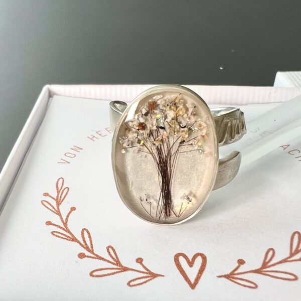 Pieces for Peace, Rune des Lebens, Schmuck für Frieden, Ring, Peace Schmuck, Erinnerungsschmuck, Andenkenschmuck, Silberschmuck, Schmuck mit Botschaft, Ring Silber, Silberring, Ring aus Silber, Ring individuell anfertigen lassen, Ring Unikat Handarbeit, Ring außergewöhnlich, Ring extravagant, Ring Handarbeit, Ring handgefertigt, Ring handgemacht, handgearbeiteter Ring, handgefertigter Ring, handgemachter Ring, Ring handmade, Silberschmuck Handarbeit, Silberschmuck handgefertigt, Silberschmuck handgemacht, Schmuck Handarbeit, Schmuck handgefertigt, Schmuck handgemacht, handgearbeiteter Silberschmuck, handgefertigter Silberschmuck, handgemachter Silberschmuck, handgearbeiteter Schmuck, handgefertigter Schmuck, handgemachter Schmuck, Ring individuell anfertigen lassen, Ring personalisiert, Schmuck personalisiert, personalisierter Schmuck, personalisierter Ring, Erinnerungsschmuck Ring, Erinnerungsschmuck Handarbeit, Erinnerungsschmuck handgefertigt, Erinnerungsschmuck handgemacht, handgearbeiteter Erinnerungsschmuck, handgefertigter Erinnerungsschmuck, handgemachter Erinnerungsschmuck, Andenkenschmuck Handarbeit, Andenkenschmuck handgefertigt, Andenkenschmuck handgemacht, handgearbeiteter Andenkenschmuck, handgefertigter Andenkenschmuck, handgemachter Andenkenschmuck, Andenkenschmuck Haare, Andenkenschmuck Katze, Erinnerungsschmuck Hund, Erinnnerungsschmuck Pferd, Erinnerungsschmuck Asche, Erinnerungsschmuck aus Asche, Erinnerungsschmuck mit Haaren, Andenken Ring, Ring, Ring Silber, Silberring, Silberring mit Stein, Ring mit Erinnerung, Ring mit Tierhaaren, Ring mit Asche, Erinnerungsschmuck, Andenkenschmuck, Ascheschmuck, Schmuck Erinnerung, Schmuck Andenken, Schmuck aus Tierhaar, Schmuck aus Asche, Ascheschmuck für Mensch und Tier, handgefertigter Erinnerungsschmuck aus Haaren Fell Asche, Schmuck Erinnerung Haustier, Schmuck Erinnerung Verstorbene, Schmuck Andenken Haustier, Schmuck Andenken Hund, Schmuck Andenken Katze, Schmuck Andenken Pferd, Silberschmuck Handarbeit, Sterling Silber, Silberguss, Silberblech, Memory Jewel, Rest in Peace, Memories