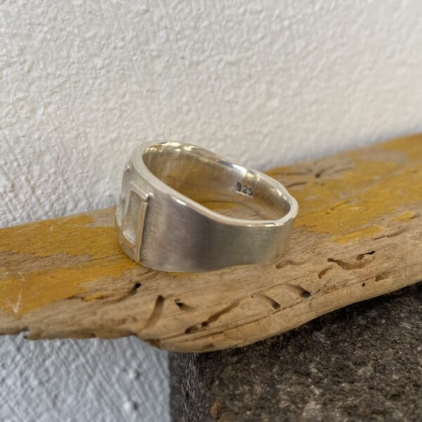 Pieces for Peace, Schmuck für Frieden, Peace Schmuck, Schmuck mit Botschaft, Ring Silber personalisiert, Silberring personalisiert, Ring aus Silber persolalisiert, Schmuck individuell anfertigen lassen, Ring individuell anfertigen lassen, Ring personalisiert, Schmuck personalisiert, personalisierter Schmuck, personalisierter Ring, Statement Ring, Ring Statement, Ring mit Botschaft, Ring mit Schrift, Ring Schriftzug, Buchstaben Ring, Ring aussagekräftig, Ring außergewöhnlich, Ring extravagant, Ring Handarbeit, Ring handgefertigt, Ring handgemacht, handgearbeiteter Ring, handgefertigter Ring, handgemachter Ring, Ring handmade, Silberschmuck Handarbeit, Silberschmuck handgefertigt, Silberschmuck handgemacht, Silberschmuck handgeschmiedet, Schmuck Handarbeit, Schmuck handgefertigt, Schmuck handgemacht, Schmuck handgeschmiedet, handgearbeiteter Silberschmuck, handgefertigter Silberschmuck, handgemachter Silberschmuck, handgeschmiedeter Silberschmuck, handgearbeiteter Schmuck, handgefertigter Schmuck, handgemachter Schmuck, handgeschmiedeter Schmuck, Ring Silber, Silberring, Ring Silberblech, Sterling Silber, Friedenstaube, Weltfrieden Schmuck, Frieden Schmuck, Friedensbotschaft, Botschaft für Frieden, Botschaft für Peace, Peace on Earth, Give Peace a Chance, Peace and Love, Peace Zeichen, Peace Symbol, Friedenstaube, Peace Message, Peace of Mind, World Peace, Innerer Frieden, Friedensbewegung, Friedensaktivist, Peacemaker, Friedensmanifest, Friedensappell, Friedensvertrag, Friedensverhandlung, Friedenstreck, Friedensmal, Peace Bell, Pax Terra, Peace is beautiful, Peace is coming, Peace one day