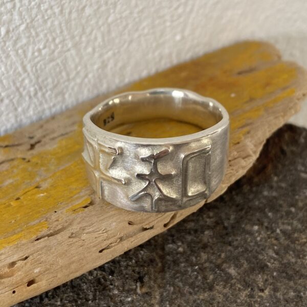 Pieces for Peace, Schmuck für Frieden, Peace Schmuck, Schmuck mit Botschaft, Ring Silber personalisiert, Silberring personalisiert, Ring aus Silber persolalisiert, Schmuck individuell anfertigen lassen, Ring individuell anfertigen lassen, Ring personalisiert, Schmuck personalisiert, personalisierter Schmuck, personalisierter Ring, Statement Ring, Ring Statement, Ring mit Botschaft, Ring mit Schrift, Ring Schriftzug, Buchstaben Ring, Ring aussagekräftig, Ring außergewöhnlich, Ring extravagant, Ring Handarbeit, Ring handgefertigt, Ring handgemacht, handgearbeiteter Ring, handgefertigter Ring, handgemachter Ring, Ring handmade, Silberschmuck Handarbeit, Silberschmuck handgefertigt, Silberschmuck handgemacht, Silberschmuck handgeschmiedet, Schmuck Handarbeit, Schmuck handgefertigt, Schmuck handgemacht, Schmuck handgeschmiedet, handgearbeiteter Silberschmuck, handgefertigter Silberschmuck, handgemachter Silberschmuck, handgeschmiedeter Silberschmuck, handgearbeiteter Schmuck, handgefertigter Schmuck, handgemachter Schmuck, handgeschmiedeter Schmuck, Ring Silber, Silberring, Ring Silberblech, Sterling Silber, Friedenstaube, Weltfrieden Schmuck, Frieden Schmuck, Friedensbotschaft, Botschaft für Frieden, Botschaft für Peace, Peace on Earth, Give Peace a Chance, Peace and Love, Peace Zeichen, Peace Symbol, Friedenstaube, Peace Message, Peace of Mind, World Peace, Innerer Frieden, Friedensbewegung, Friedensaktivist, Peacemaker, Friedensmanifest, Friedensappell, Friedensvertrag, Friedensverhandlung, Friedenstreck, Friedensmal, Peace Bell, Pax Terra, Peace is beautiful, Peace is coming, Peace one day