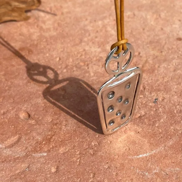 Pieces for Peace, Schmuck für Frieden, Rune des Lebens, Peace Schmuck, Schmuck mit Botschaft, Kettenanhänger Silber, Dubbeglas, Schmuck individuell anfertigen lassen, Kettenanhänger individuell anfertigen lassen, Kettenanhänger Silber, außergewöhnliche Kettenanhänger, extravagante Kettenanhänger, handgemachte Kettenanhänger, Kettenanhänger Handarbeit, Kettenanhänger handgefertigt, Kettenanhänger handgemacht, handgearbeiteter Kettenanhänger, handgefertigter Kettenanhänger, handgemachter Kettenanhänger, Kettenanhänger handmade, Silberschmuck Handarbeit, Silberschmuck handgefertigt, Silberschmuck handgemacht, Schmuck Handarbeit, Schmuck handgefertigt, Schmuck handgemacht, handgearbeiteter Silberschmuck, handgefertigter Silberschmuck, handgemachter Silberschmuck, handgearbeiteter Schmuck, handgefertigter Schmuck, handgemachter Schmuck, Sterling Silber, Friedenstaube, Weltfrieden Schmuck, Frieden Schmuck, Friedensbotschaft, Botschaft für Frieden, Botschaft für Peace, Peace on Earth, Give Peace a Chance, Peace and Love, Peace Zeichen, Peace Symbol, Friedenstaube, Peace Message, Peace of Mind, World Peace, Innerer Frieden, Friedensbewegung, Friedensaktivist, Peacemaker, Friedensmanifest, Friedensappell, Friedensvertrag, Friedensverhandlung, Friedenstreck, Friedensmal, Peace Bell, Pax Terra, Peace is beautiful, Peace is coming, Peace one day