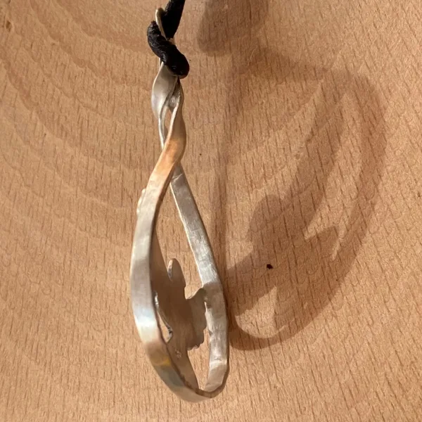 Pieces for Peace, Schmuck für Frieden, Peace Schmuck, Schmuck mit Botschaft, Kettenanhänger Silber, Fred, Schmuck individuell anfertigen lassen, Kettenanhänger individuell anfertigen lassen, Kettenanhänger Silber, außergewöhnliche Kettenanhänger, extravagante Kettenanhänger, handgemachte Kettenanhänger, Kettenanhänger Handarbeit, Kettenanhänger handgefertigt, Kettenanhänger handgemacht, handgearbeiteter Kettenanhänger, handgefertigter Kettenanhänger, handgemachter Kettenanhänger, Kettenanhänger handmade, Silberschmuck Handarbeit, Silberschmuck handgefertigt, Silberschmuck handgemacht, Schmuck Handarbeit, Schmuck handgefertigt, Schmuck handgemacht, handgearbeiteter Silberschmuck, handgefertigter Silberschmuck, handgemachter Silberschmuck, handgearbeiteter Schmuck, handgefertigter Schmuck, handgemachter Schmuck, Sterling Silber, Friedenstaube, Weltfrieden Schmuck, Frieden Schmuck, Friedensbotschaft, Botschaft für Frieden, Botschaft für Peace, Peace on Earth, Give Peace a Chance, Peace and Love, Peace Zeichen, Peace Symbol, Friedenstaube, Peace Message, Peace of Mind, World Peace, Innerer Frieden, Friedensbewegung, Friedensaktivist, Peacemaker, Friedensmanifest, Friedensappell, Friedensvertrag, Friedensverhandlung, Friedenstreck, Friedensmal, Peace Bell, Pax Terra, Peace is beautiful, Peace is coming, Peace one day
