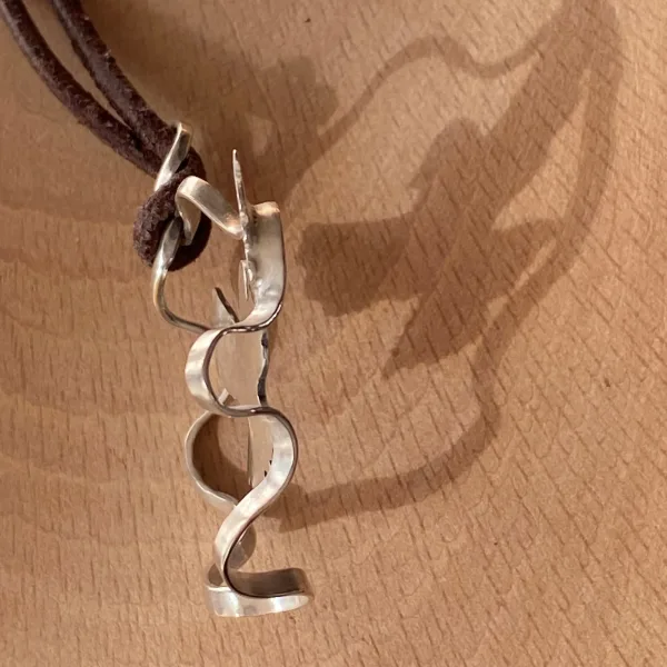 Pieces for Peace, Schmuck für Frieden, Peace Schmuck, Schmuck mit Botschaft, Kettenanhänger Silber, Pokój, Schmuck individuell anfertigen lassen, Kettenanhänger individuell anfertigen lassen, Kettenanhänger Silber, außergewöhnliche Kettenanhänger, extravagante Kettenanhänger, handgemachte Kettenanhänger, Kettenanhänger Handarbeit, Kettenanhänger handgefertigt, Kettenanhänger handgemacht, handgearbeiteter Kettenanhänger, handgefertigter Kettenanhänger, handgemachter Kettenanhänger, Kettenanhänger handmade, Silberschmuck Handarbeit, Silberschmuck handgefertigt, Silberschmuck handgemacht, Schmuck Handarbeit, Schmuck handgefertigt, Schmuck handgemacht, handgearbeiteter Silberschmuck, handgefertigter Silberschmuck, handgemachter Silberschmuck, handgearbeiteter Schmuck, handgefertigter Schmuck, handgemachter Schmuck, Sterling Silber, Friedenstaube, Weltfrieden Schmuck, Frieden Schmuck, Friedensbotschaft, Botschaft für Frieden, Botschaft für Peace, Peace on Earth, Give Peace a Chance, Peace and Love, Peace Zeichen, Peace Symbol, Friedenstaube, Peace Message, Peace of Mind, World Peace, Innerer Frieden, Friedensbewegung, Friedensaktivist, Peacemaker, Friedensmanifest, Friedensappell, Friedensvertrag, Friedensverhandlung, Friedenstreck, Friedensmal, Peace Bell, Pax Terra, Peace is beautiful, Peace is coming, Peace one day