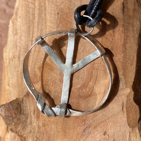 Pieces for Peace, Schmuck für Frieden, Rune des Lebens, Peace Schmuck, Schmuck mit Botschaft, Kettenanhänger Silber, Rauha, Schmuck individuell anfertigen lassen, Kettenanhänger individuell anfertigen lassen, Kettenanhänger Silber, außergewöhnliche Kettenanhänger, extravagante Kettenanhänger, handgemachte Kettenanhänger, Kettenanhänger Handarbeit, Kettenanhänger handgefertigt, Kettenanhänger handgemacht, handgearbeiteter Kettenanhänger, handgefertigter Kettenanhänger, handgemachter Kettenanhänger, Kettenanhänger handmade, Silberschmuck Handarbeit, Silberschmuck handgefertigt, Silberschmuck handgemacht, Schmuck Handarbeit, Schmuck handgefertigt, Schmuck handgemacht, handgearbeiteter Silberschmuck, handgefertigter Silberschmuck, handgemachter Silberschmuck, handgearbeiteter Schmuck, handgefertigter Schmuck, handgemachter Schmuck, Sterling Silber, Friedenstaube, Weltfrieden Schmuck, Frieden Schmuck, Friedensbotschaft, Botschaft für Frieden, Botschaft für Peace, Peace on Earth, Give Peace a Chance, Peace and Love, Peace Zeichen, Peace Symbol, Friedenstaube, Peace Message, Peace of Mind, World Peace, Innerer Frieden, Friedensbewegung, Friedensaktivist, Peacemaker, Friedensmanifest, Friedensappell, Friedensvertrag, Friedensverhandlung, Friedenstreck, Friedensmal, Peace Bell, Pax Terra, Peace is beautiful, Peace is coming, Peace one day