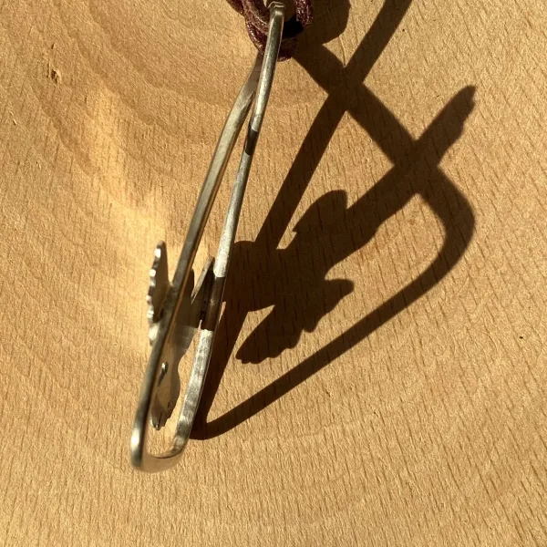Pieces for Peace, Schmuck für Frieden, Peace Schmuck, Schmuck mit Botschaft, Kettenanhänger Silber, Vrede, Schmuck individuell anfertigen lassen, Kettenanhänger individuell anfertigen lassen, Kettenanhänger Silber, außergewöhnliche Kettenanhänger, extravagante Kettenanhänger, handgemachte Kettenanhänger, Kettenanhänger Handarbeit, Kettenanhänger handgefertigt, Kettenanhänger handgemacht, handgearbeiteter Kettenanhänger, handgefertigter Kettenanhänger, handgemachter Kettenanhänger, Kettenanhänger handmade, Silberschmuck Handarbeit, Silberschmuck handgefertigt, Silberschmuck handgemacht, Schmuck Handarbeit, Schmuck handgefertigt, Schmuck handgemacht, handgearbeiteter Silberschmuck, handgefertigter Silberschmuck, handgemachter Silberschmuck, handgearbeiteter Schmuck, handgefertigter Schmuck, handgemachter Schmuck, Sterling Silber, Friedenstaube, Weltfrieden Schmuck, Frieden Schmuck, Friedensbotschaft, Botschaft für Frieden, Botschaft für Peace, Peace on Earth, Give Peace a Chance, Peace and Love, Peace Zeichen, Peace Symbol, Friedenstaube, Peace Message, Peace of Mind, World Peace, Innerer Frieden, Friedensbewegung, Friedensaktivist, Peacemaker, Friedensmanifest, Friedensappell, Friedensvertrag, Friedensverhandlung, Friedenstreck, Friedensmal, Peace Bell, Pax Terra, Peace is beautiful, Peace is coming, Peace one day