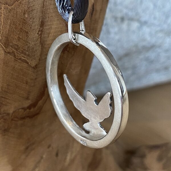 Pieces for Peace, Schmuck für Frieden, Peace Schmuck, Schmuck mit Botschaft, Kettenanhänger Silber, Wings, Schmuck individuell anfertigen lassen, Kettenanhänger individuell anfertigen lassen, Kettenanhänger Silber, außergewöhnliche Kettenanhänger, extravagante Kettenanhänger, handgemachte Kettenanhänger, Kettenanhänger Handarbeit, Kettenanhänger handgefertigt, Kettenanhänger handgemacht, handgearbeiteter Kettenanhänger, handgefertigter Kettenanhänger, handgemachter Kettenanhänger, Kettenanhänger handmade, Silberschmuck Handarbeit, Silberschmuck handgefertigt, Silberschmuck handgemacht, Schmuck Handarbeit, Schmuck handgefertigt, Schmuck handgemacht, handgearbeiteter Silberschmuck, handgefertigter Silberschmuck, handgemachter Silberschmuck, handgearbeiteter Schmuck, handgefertigter Schmuck, handgemachter Schmuck, Sterling Silber, Friedenstaube, Weltfrieden Schmuck, Frieden Schmuck, Friedensbotschaft, Botschaft für Frieden, Botschaft für Peace, Peace on Earth, Give Peace a Chance, Peace and Love, Peace Zeichen, Peace Symbol, Friedenstaube, Peace Message, Peace of Mind, World Peace, Innerer Frieden, Friedensbewegung, Friedensaktivist, Peacemaker, Friedensmanifest, Friedensappell, Friedensvertrag, Friedensverhandlung, Friedenstreck, Friedensmal, Peace Bell, Pax Terra, Peace is beautiful, Peace is coming, Peace one day