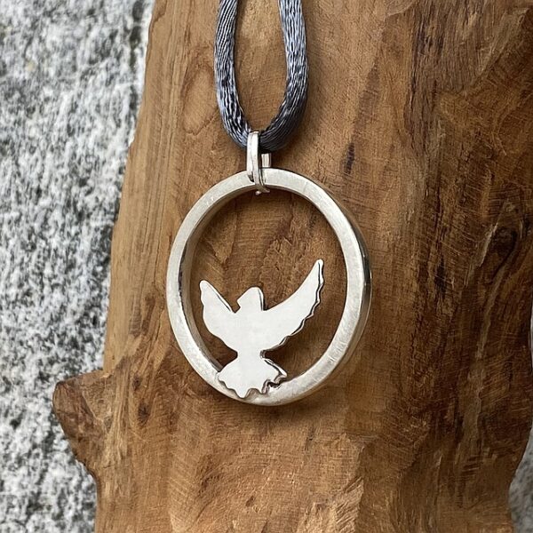Pieces for Peace, Schmuck für Frieden, Peace Schmuck, Schmuck mit Botschaft, Kettenanhänger Silber, Wings, Schmuck individuell anfertigen lassen, Kettenanhänger individuell anfertigen lassen, Kettenanhänger Silber, außergewöhnliche Kettenanhänger, extravagante Kettenanhänger, handgemachte Kettenanhänger, Kettenanhänger Handarbeit, Kettenanhänger handgefertigt, Kettenanhänger handgemacht, handgearbeiteter Kettenanhänger, handgefertigter Kettenanhänger, handgemachter Kettenanhänger, Kettenanhänger handmade, Silberschmuck Handarbeit, Silberschmuck handgefertigt, Silberschmuck handgemacht, Schmuck Handarbeit, Schmuck handgefertigt, Schmuck handgemacht, handgearbeiteter Silberschmuck, handgefertigter Silberschmuck, handgemachter Silberschmuck, handgearbeiteter Schmuck, handgefertigter Schmuck, handgemachter Schmuck, Sterling Silber, Friedenstaube, Weltfrieden Schmuck, Frieden Schmuck, Friedensbotschaft, Botschaft für Frieden, Botschaft für Peace, Peace on Earth, Give Peace a Chance, Peace and Love, Peace Zeichen, Peace Symbol, Friedenstaube, Peace Message, Peace of Mind, World Peace, Innerer Frieden, Friedensbewegung, Friedensaktivist, Peacemaker, Friedensmanifest, Friedensappell, Friedensvertrag, Friedensverhandlung, Friedenstreck, Friedensmal, Peace Bell, Pax Terra, Peace is beautiful, Peace is coming, Peace one day