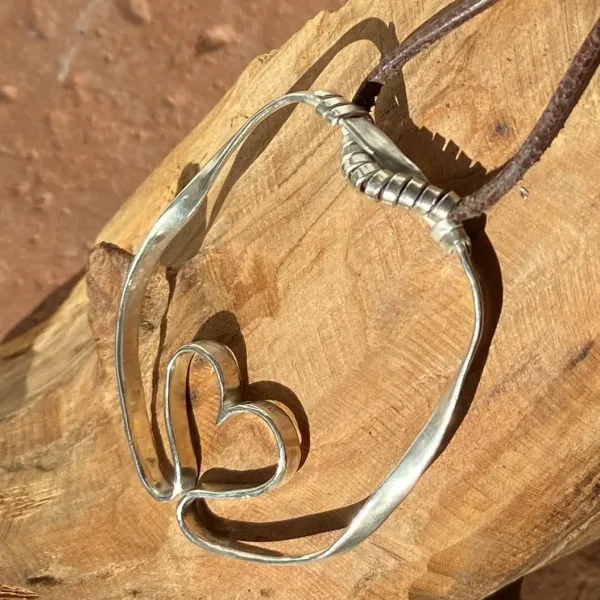 Pieces for Peace, Schmuck für Frieden, Peace Schmuck, Schmuck mit Botschaft, Kettenanhänger Silber, Love, Schmuck individuell anfertigen lassen, Kettenanhänger individuell anfertigen lassen, Kettenanhänger Silber, außergewöhnliche Kettenanhänger, extravagante Kettenanhänger, handgemachte Kettenanhänger, Kettenanhänger Handarbeit, Kettenanhänger handgefertigt, Kettenanhänger handgemacht, handgearbeiteter Kettenanhänger, handgefertigter Kettenanhänger, handgemachter Kettenanhänger, Kettenanhänger handmade, Silberschmuck Handarbeit, Silberschmuck handgefertigt, Silberschmuck handgemacht, Schmuck Handarbeit, Schmuck handgefertigt, Schmuck handgemacht, handgearbeiteter Silberschmuck, handgefertigter Silberschmuck, handgemachter Silberschmuck, handgearbeiteter Schmuck, handgefertigter Schmuck, handgemachter Schmuck, Sterling Silber, Friedenstaube, Weltfrieden Schmuck, Frieden Schmuck, Friedensbotschaft, Botschaft für Frieden, Botschaft für Peace, Peace on Earth, Give Peace a Chance, Peace and Love, Peace Zeichen, Peace Symbol, Friedenstaube, Peace Message, Peace of Mind, World Peace, Innerer Frieden, Friedensbewegung, Friedensaktivist, Peacemaker, Friedensmanifest, Friedensappell, Friedensvertrag, Friedensverhandlung, Friedenstreck, Friedensmal, Peace Bell, Pax Terra, Peace is beautiful, Peace is coming, Peace one day
