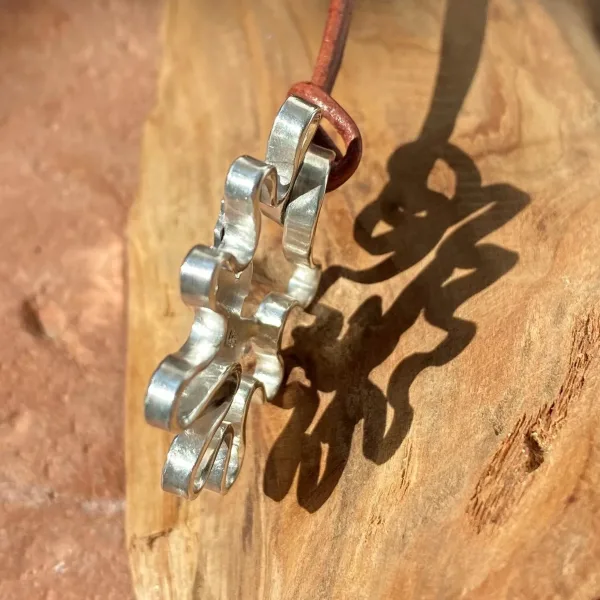 Pieces for Peace, Schmuck für Frieden, Peace Schmuck, Schmuck mit Botschaft, Kettenanhänger Silber, Mir, Schmuck individuell anfertigen lassen, Kettenanhänger individuell anfertigen lassen, Kettenanhänger Silber, außergewöhnliche Kettenanhänger, extravagante Kettenanhänger, handgemachte Kettenanhänger, Kettenanhänger Handarbeit, Kettenanhänger handgefertigt, Kettenanhänger handgemacht, handgearbeiteter Kettenanhänger, handgefertigter Kettenanhänger, handgemachter Kettenanhänger, Kettenanhänger handmade, Silberschmuck Handarbeit, Silberschmuck handgefertigt, Silberschmuck handgemacht, Schmuck Handarbeit, Schmuck handgefertigt, Schmuck handgemacht, handgearbeiteter Silberschmuck, handgefertigter Silberschmuck, handgemachter Silberschmuck, handgearbeiteter Schmuck, handgefertigter Schmuck, handgemachter Schmuck, Sterling Silber, Friedenstaube, Weltfrieden Schmuck, Frieden Schmuck, Friedensbotschaft, Botschaft für Frieden, Botschaft für Peace, Peace on Earth, Give Peace a Chance, Peace and Love, Peace Zeichen, Peace Symbol, Friedenstaube, Peace Message, Peace of Mind, World Peace, Innerer Frieden, Friedensbewegung, Friedensaktivist, Peacemaker, Friedensmanifest, Friedensappell, Friedensvertrag, Friedensverhandlung, Friedenstreck, Friedensmal, Peace Bell, Pax Terra, Peace is beautiful, Peace is coming, Peace one day