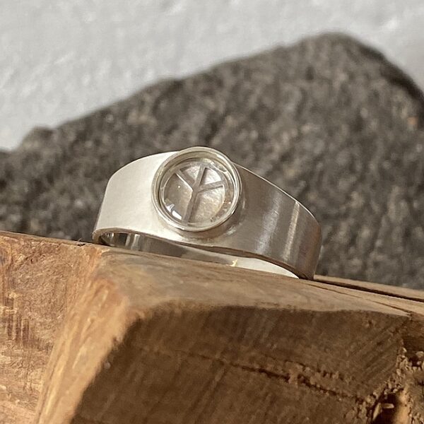 Pieces for Peace, Rune des Lebens, Schmuck für Frieden, Ring, Peace Schmuck, Erinnerungsschmuck, Andenkenschmuck, Silberschmuck, Schmuck mit Botschaft, Ring Silber, Silberring, Ring aus Silber, Ring individuell anfertigen lassen, Ring Unikat Handarbeit, Ring außergewöhnlich, Ring extravagant, Ring Handarbeit, Ring handgefertigt, Ring handgemacht, handgearbeiteter Ring, handgefertigter Ring, handgemachter Ring, Ring handmade, Silberschmuck Handarbeit, Silberschmuck handgefertigt, Silberschmuck handgemacht, Schmuck Handarbeit, Schmuck handgefertigt, Schmuck handgemacht, handgearbeiteter Silberschmuck, handgefertigter Silberschmuck, handgemachter Silberschmuck, handgearbeiteter Schmuck, handgefertigter Schmuck, handgemachter Schmuck, Ring individuell anfertigen lassen, Ring personalisiert, Schmuck personalisiert, personalisierter Schmuck, personalisierter Ring, Erinnerungsschmuck Ring, Erinnerungsschmuck Handarbeit, Erinnerungsschmuck handgefertigt, Erinnerungsschmuck handgemacht, handgearbeiteter Erinnerungsschmuck, handgefertigter Erinnerungsschmuck, handgemachter Erinnerungsschmuck, Andenkenschmuck Handarbeit, Andenkenschmuck handgefertigt, Andenkenschmuck handgemacht, handgearbeiteter Andenkenschmuck, handgefertigter Andenkenschmuck, handgemachter Andenkenschmuck, Andenkenschmuck Haare, Andenkenschmuck Katze, Erinnerungsschmuck Hund, Erinnnerungsschmuck Pferd, Erinnerungsschmuck Asche, Erinnerungsschmuck aus Asche, Erinnerungsschmuck mit Haaren, Andenken Ring, Ring, Ring Silber, Silberring, Silberring mit Stein, Ring mit Erinnerung, Ring mit Tierhaaren, Ring mit Asche, Erinnerungsschmuck, Andenkenschmuck, Ascheschmuck, Schmuck Erinnerung, Schmuck Andenken, Schmuck aus Tierhaar, Schmuck aus Asche, Ascheschmuck für Mensch und Tier, handgefertigter Erinnerungsschmuck aus Haaren Fell Asche, Schmuck Erinnerung Haustier, Schmuck Erinnerung Verstorbene, Schmuck Andenken Haustier, Schmuck Andenken Hund, Schmuck Andenken Katze, Schmuck Andenken Pferd, Silberschmuck Handarbeit, Sterling Silber, Silberguss, Silberblech, Memory Jewel, Rest in Peace, Memories