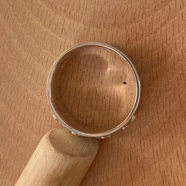 Pieces for Peace, Schmuck für Frieden, Peace Schmuck, Schmuck mit Botschaft, Ring Silber personalisiert, Silberring personalisiert, Ring aus Silber persolalisiert, Schmuck individuell anfertigen lassen, Ring individuell anfertigen lassen, Ring personalisiert, Schmuck personalisiert, personalisierter Schmuck, personalisierter Ring, Statement Ring, Ring Statement, Ring mit Botschaft, Ring mit Schrift, Ring Schriftzug, Buchstaben Ring, Ring aussagekräftig, Ring außergewöhnlich, Ring extravagant, Ring Handarbeit, Ring handgefertigt, Ring handgemacht, handgearbeiteter Ring, handgefertigter Ring, handgemachter Ring, Ring handmade, Silberschmuck Handarbeit, Silberschmuck handgefertigt, Silberschmuck handgemacht, Silberschmuck handgeschmiedet, Schmuck Handarbeit, Schmuck handgefertigt, Schmuck handgemacht, Schmuck handgeschmiedet, handgearbeiteter Silberschmuck, handgefertigter Silberschmuck, handgemachter Silberschmuck, handgeschmiedeter Silberschmuck, handgearbeiteter Schmuck, handgefertigter Schmuck, handgemachter Schmuck, handgeschmiedeter Schmuck, Ring Silber, Silberring, Ring Silberblech, Sterling Silber, Friedenstaube, Weltfrieden Schmuck, Frieden Schmuck, Friedensbotschaft, Botschaft für Frieden, Botschaft für Peace, Peace on Earth, Give Peace a Chance, Peace and Love, Peace Zeichen, Peace Symbol, Friedenstaube, Peace Message, Peace of Mind, World Peace, Innerer Frieden, Friedensbewegung, Friedensaktivist, Peacemaker, Friedensmanifest, Friedensappell, Friedensvertrag, Friedensverhandlung, Friedenstreck, Friedensmal, Peace Bell, Pax Terra, Peace is beautiful, Peace is coming, Peace one day