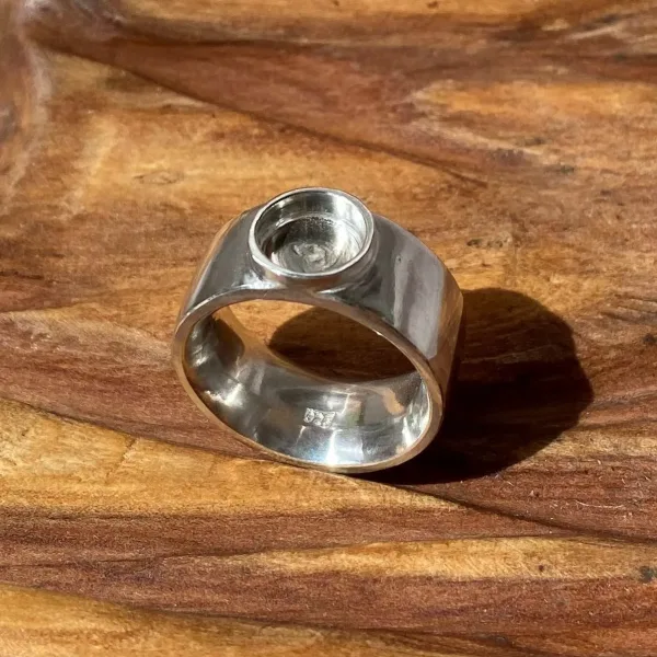 Pieces for Peace, Schmuck für Frieden, Ring, Peace Schmuck, Erinnerungsschmuck, Andenkenschmuck, Silberschmuck, Schmuck mit Botschaft, Ring Silber, Silberring, Ring aus Silber, Ring individuell anfertigen lassen, Ring Unikat Handarbeit, Ring außergewöhnlich, Ring extravagant, Ring Handarbeit, Ring handgefertigt, Ring handgemacht, handgearbeiteter Ring, handgefertigter Ring, handgemachter Ring, Ring handmade, Silberschmuck Handarbeit, Silberschmuck handgefertigt, Silberschmuck handgemacht, Schmuck Handarbeit, Schmuck handgefertigt, Schmuck handgemacht, handgearbeiteter Silberschmuck, handgefertigter Silberschmuck, handgemachter Silberschmuck, handgearbeiteter Schmuck, handgefertigter Schmuck, handgemachter Schmuck, Ring individuell anfertigen lassen, Ring personalisiert, Schmuck personalisiert, personalisierter Schmuck, personalisierter Ring, Erinnerungsschmuck Ring, Erinnerungsschmuck Handarbeit, Erinnerungsschmuck handgefertigt, Erinnerungsschmuck handgemacht, handgearbeiteter Erinnerungsschmuck, handgefertigter Erinnerungsschmuck, handgemachter Erinnerungsschmuck, Andenkenschmuck Handarbeit, Andenkenschmuck handgefertigt, Andenkenschmuck handgemacht, handgearbeiteter Andenkenschmuck, handgefertigter Andenkenschmuck, handgemachter Andenkenschmuck, Andenkenschmuck Haare, Andenkenschmuck Katze, Erinnerungsschmuck Hund, Erinnnerungsschmuck Pferd, Erinnerungsschmuck Asche, Erinnerungsschmuck aus Asche, Erinnerungsschmuck mit Haaren, Andenken Ring, Ring, Ring Silber, Silberring, Silberring mit Stein, Ring mit Erinnerung, Ring mit Tierhaaren, Ring mit Asche, Erinnerungsschmuck, Andenkenschmuck, Ascheschmuck, Schmuck Erinnerung, Schmuck Andenken, Schmuck aus Tierhaar, Schmuck aus Asche, Ascheschmuck für Mensch und Tier, handgefertigter Erinnerungsschmuck aus Haaren Fell Asche, Schmuck Erinnerung Haustier, Schmuck Erinnerung Verstorbene, Schmuck Andenken Haustier, Schmuck Andenken Hund, Schmuck Andenken Katze, Schmuck Andenken Pferd, Silberschmuck Handarbeit, Sterling Silber, Silberguss, Silberguss, Memory Jewel, Rest in Peace