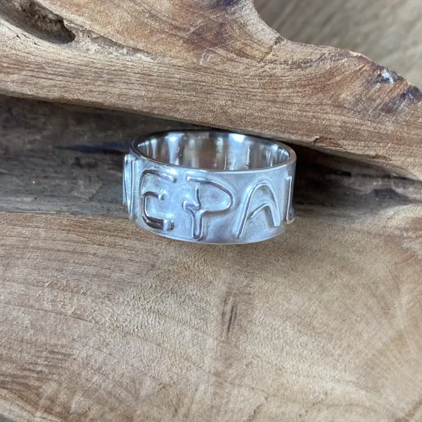 Pieces for Peace, Schmuck für Frieden, Peace Schmuck, Schmuck mit Botschaft, Ring Silber personalisiert, Silberring personalisiert, Ring aus Silber persolalisiert, Schmuck individuell anfertigen lassen, Ring individuell anfertigen lassen, Ring personalisiert, Schmuck personalisiert, personalisierter Schmuck, personalisierter Ring, Statement Ring, Ring Statement, Ring mit Botschaft, Ring mit Schrift, Ring Schriftzug, Buchstaben Ring, Ring aussagekräftig, Ring außergewöhnlich, Ring extravagant, Ring Handarbeit, Ring handgefertigt, Ring handgemacht, handgearbeiteter Ring, handgefertigter Ring, handgemachter Ring, Ring handmade, Silberschmuck Handarbeit, Silberschmuck handgefertigt, Silberschmuck handgemacht, Silberschmuck handgeschmiedet, Schmuck Handarbeit, Schmuck handgefertigt, Schmuck handgemacht, Schmuck handgeschmiedet, handgearbeiteter Silberschmuck, handgefertigter Silberschmuck, handgemachter Silberschmuck, handgeschmiedeter Silberschmuck, handgearbeiteter Schmuck, handgefertigter Schmuck, handgemachter Schmuck, handgeschmiedeter Schmuck, Ring Silber, Silberring, Ring Silberblech, Sterling Silber, Friedenstaube, Weltfrieden Schmuck, Frieden Schmuck, Friedensbotschaft, Botschaft für Frieden, Botschaft für Peace, Peace on Earth, Give Peace a Chance, Peace and Love, Peace Zeichen, Peace Symbol, Friedenstaube, Peace Message, Peace of Mind, World Peace, Innerer Frieden, Friedensbewegung, Friedensaktivist, Peacemaker, Friedensmanifest, Friedensappell, Friedensvertrag, Friedensverhandlung, Friedenstreck, Friedensmal, Peace Bell, Pax Terra, Peace is beautiful, Peace is coming, Peace one day