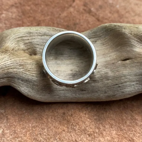 Pieces for Peace, Schmuck für Frieden, Peace Schmuck, Schmuck mit Botschaft, Ring Silber personalisiert, Silberring personalisiert, Ring aus Silber persolalisiert, Schmuck individuell anfertigen lassen, Ring individuell anfertigen lassen, Ring personalisiert, Schmuck personalisiert, personalisierter Schmuck, personalisierter Ring, Statement Ring, Ring Statement, Ring mit Botschaft, Ring mit Schrift, Ring Schriftzug, Buchstaben Ring, Ring aussagekräftig, Ring außergewöhnlich, Ring extravagant, Ring Handarbeit, Ring handgefertigt, Ring handgemacht, handgearbeiteter Ring, handgefertigter Ring, handgemachter Ring, Ring handmade, Silberschmuck Handarbeit, Silberschmuck handgefertigt, Silberschmuck handgemacht, Silberschmuck handgeschmiedet, Schmuck Handarbeit, Schmuck handgefertigt, Schmuck handgemacht, Schmuck handgeschmiedet, handgearbeiteter Silberschmuck, handgefertigter Silberschmuck, handgemachter Silberschmuck, handgeschmiedeter Silberschmuck, handgearbeiteter Schmuck, handgefertigter Schmuck, handgemachter Schmuck, handgeschmiedeter Schmuck, Ring Silber, Silberring, Ring Silberblech, Sterling Silber, Friedenstaube, Weltfrieden Schmuck, Frieden Schmuck, Friedensbotschaft, Botschaft für Frieden, Botschaft für Peace, Peace on Earth, Give Peace a Chance, Peace and Love, Peace Zeichen, Peace Symbol, Friedenstaube, Peace Message, Peace of Mind, World Peace, Innerer Frieden, Friedensbewegung, Friedensaktivist, Peacemaker, Friedensmanifest, Friedensappell, Friedensvertrag, Friedensverhandlung, Friedenstreck, Friedensmal, Peace Bell, Pax Terra, Peace is beautiful, Peace is coming, Peace one day
