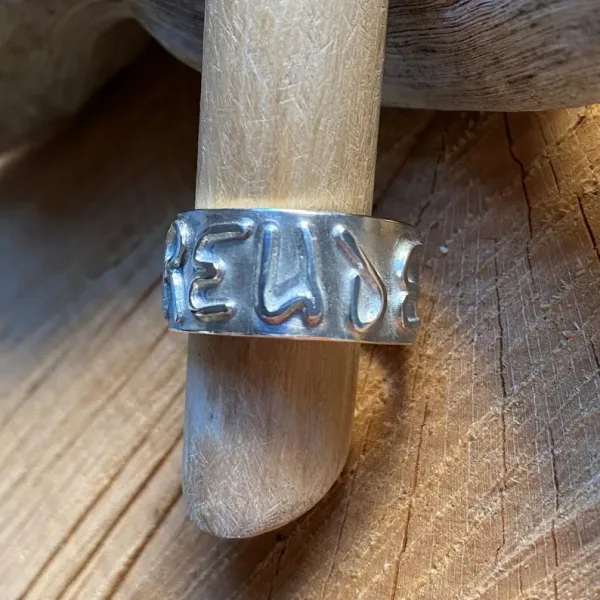 Pieces for Peace, Schmuck für Frieden, Peace Schmuck, Schmuck mit Botschaft, Ring Silber personalisiert, Silberring personalisiert, Ring aus Silber persolalisiert, Schmuck individuell anfertigen lassen, Ring individuell anfertigen lassen, Ring personalisiert, Schmuck personalisiert, personalisierter Schmuck, personalisierter Ring, Statement Ring, Ring Statement, Ring mit Botschaft, Ring mit Schrift, Ring Schriftzug, Buchstaben Ring, Ring aussagekräftig, Ring außergewöhnlich, Ring extravagant, Ring Handarbeit, Ring handgefertigt, Ring handgemacht, handgearbeiteter Ring, handgefertigter Ring, handgemachter Ring, Ring handmade, Silberschmuck Handarbeit, Silberschmuck handgefertigt, Silberschmuck handgemacht, Silberschmuck handgeschmiedet, Schmuck Handarbeit, Schmuck handgefertigt, Schmuck handgemacht, Schmuck handgeschmiedet, handgearbeiteter Silberschmuck, handgefertigter Silberschmuck, handgemachter Silberschmuck, handgeschmiedeter Silberschmuck, handgearbeiteter Schmuck, handgefertigter Schmuck, handgemachter Schmuck, handgeschmiedeter Schmuck, Ring Silber, Silberring, Ring Silberblech, Sterling Silber, Friedenstaube, Weltfrieden Schmuck, Frieden Schmuck, Friedensbotschaft, Botschaft für Frieden, Botschaft für Peace, Peace on Earth, Give Peace a Chance, Peace and Love, Peace Zeichen, Peace Symbol, Friedenstaube, Peace Message, Peace of Mind, World Peace, Innerer Frieden, Friedensbewegung, Friedensaktivist, Peacemaker, Friedensmanifest, Friedensappell, Friedensvertrag, Friedensverhandlung, Friedenstreck, Friedensmal, Peace Bell, Pax Terra, Peace is beautiful, Peace is coming, Peace one day