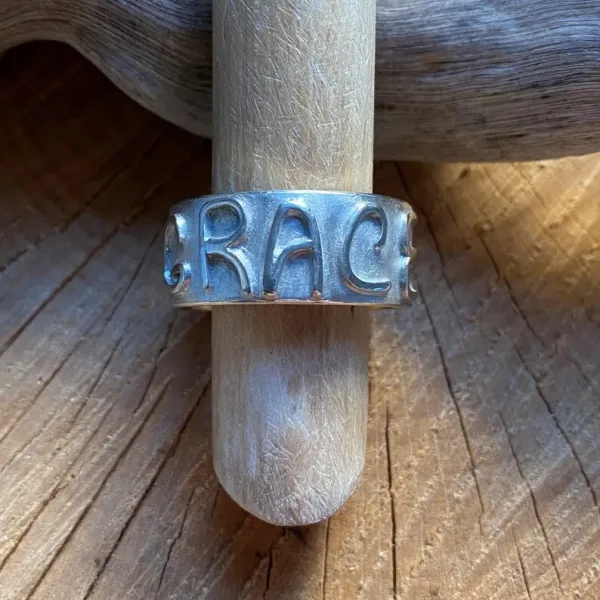 Pieces for Peace, Schmuck für Frieden, Peace Schmuck, Schmuck mit Botschaft, Ring Silber personalisiert, Silberring personalisiert, Ring aus Silber persolalisiert, Schmuck individuell anfertigen lassen, Ring individuell anfertigen lassen, Ring personalisiert, Schmuck personalisiert, personalisierter Schmuck, personalisierter Ring, Statement Ring, Ring Statement, Ring mit Botschaft, Ring mit Schrift, Ring Schriftzug, Buchstaben Ring, Ring aussagekräftig, Ring außergewöhnlich, Ring extravagant, Ring Handarbeit, Ring handgefertigt, Ring handgemacht, handgearbeiteter Ring, handgefertigter Ring, handgemachter Ring, Ring handmade, Silberschmuck Handarbeit, Silberschmuck handgefertigt, Silberschmuck handgemacht, Silberschmuck handgeschmiedet, Schmuck Handarbeit, Schmuck handgefertigt, Schmuck handgemacht, Schmuck handgeschmiedet, handgearbeiteter Silberschmuck, handgefertigter Silberschmuck, handgemachter Silberschmuck, handgeschmiedeter Silberschmuck, handgearbeiteter Schmuck, handgefertigter Schmuck, handgemachter Schmuck, handgeschmiedeter Schmuck, Ring Silber, Silberring, Ring Silberblech, Sterling Silber, Friedenstaube, Weltfrieden Schmuck, Frieden Schmuck, Friedensbotschaft, Botschaft für Frieden, Botschaft für Peace, Peace on Earth, Give Peace a Chance, Peace and Love, Peace Zeichen, Peace Symbol, Friedenstaube, Peace Message, Peace of Mind, World Peace, Innerer Frieden, Friedensbewegung, Friedensaktivist, Peacemaker, Friedensmanifest, Friedensappell, Friedensvertrag, Friedensverhandlung, Friedenstreck, Friedensmal, Peace Bell, Pax Terra, Peace is beautiful, Peace is coming, Peace one day