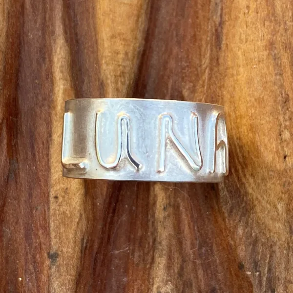 Pieces for Peace, Schmuck für Frieden, Peace Schmuck, Schmuck mit Botschaft, Ring Silber personalisiert, Silberring personalisiert, Ring aus Silber persolalisiert, Schmuck individuell anfertigen lassen, Ring individuell anfertigen lassen, Ring personalisiert, Schmuck personalisiert, personalisierter Schmuck, personalisierter Ring, Statement Ring, Ring Statement, Ring mit Botschaft, Ring mit Schrift, Ring Schriftzug, Buchstaben Ring, Ring aussagekräftig, Ring außergewöhnlich, Ring extravagant, Ring Handarbeit, Ring handgefertigt, Ring handgemacht, handgearbeiteter Ring, handgefertigter Ring, handgemachter Ring, Ring handmade, Silberschmuck Handarbeit, Silberschmuck handgefertigt, Silberschmuck handgemacht, Silberschmuck handgeschmiedet, Schmuck Handarbeit, Schmuck handgefertigt, Schmuck handgemacht, Schmuck handgeschmiedet, handgearbeiteter Silberschmuck, handgefertigter Silberschmuck, handgemachter Silberschmuck, handgeschmiedeter Silberschmuck, handgearbeiteter Schmuck, handgefertigter Schmuck, handgemachter Schmuck, handgeschmiedeter Schmuck, Ring Silber, Silberring, Ring Silberblech, Sterling Silber, Friedenstaube, Weltfrieden Schmuck, Frieden Schmuck, Friedensbotschaft, Botschaft für Frieden, Botschaft für Peace, Peace on Earth, Give Peace a Chance, Peace and Love, Peace Zeichen, Peace Symbol, Friedenstaube, Peace Message, Peace of Mind, World Peace, Innerer Frieden, Friedensbewegung, Friedensaktivist, Peacemaker, Friedensmanifest, Friedensappell, Friedensvertrag, Friedensverhandlung, Friedenstreck, Friedensmal, Peace Bell, Pax Terra, Peace is beautiful, Peace is coming, Peace one day