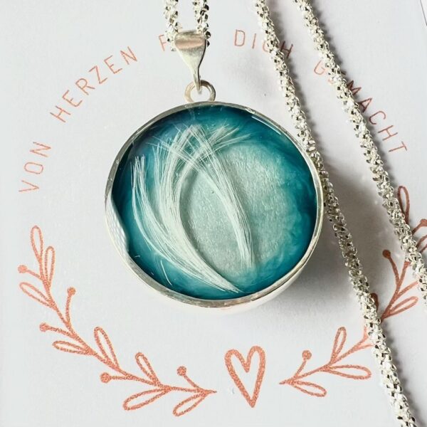 Pieces for Peace, Schmuck für Frieden, Peace Schmuck, Schmuck mit Botschaft, Erinnerungsschmuck, Andenkenschmuck, außergewöhnliche Kettenanhänger, Schmuck Handarbeit, Schmuck handgefertigt, Schmuck handgemacht, handgearbeiteter Schmuck, handgefertigter Schmuck, handgemachter Schmuck, Erinnerungsschmuck Handarbeit, Erinnerungsschmuck handgefertigt, Erinnerungsschmuck handgemacht, handgearbeiteter Erinnerungsschmuck, handgefertigter Erinnerungsschmuck, handgemachter Erinnerungsschmuck, Andenkenschmuck Handarbeit, Andenkenschmuck handgefertigt, Andenkenschmuck handgemacht, handgearbeiteter Andenkenschmuck, handgefertigter Andenkenschmuck, handgemachter Andenkenschmuck, Kettenanhänger Handarbeit, Kettenanhänger handgefertigt, Kettenanhänger handgemacht, handgearbeiteter Kettenanhänger, handgefertigter Kettenanhänger, handgemachter Kettenanhänger, Kettenanhänger handmade, Andenkenschmuck Haare, Andenkenschmuck Katze, Erinnerungsschmuck Hund, Erinnnerungsschmuck Pferd, Erinnerungsschmuck Asche, Erinnerungsschmuck aus Asche, Erinnerungsschmuck mit Haaren, Kettenanhänger, Andenken Kettenanhänger, Silber Kettenanhänger, Kettenanhänger mit Erinnerung, Kettenanhänger mit Tierhaaren, Kettenanhänger mit Asche, Ascheschmuck, Schmuck Erinnerung, Schmuck Andenken, Schmuck aus Tierhaar, Schmuck aus Asche, Ascheschmuck für Mensch und Tier, handgefertigter Erinnerungsschmuck aus Haaren Fell Asche, Schmuck Erinnerung Haustier, Schmuck Erinnerung Verstorbene, Schmuck Andenken Haustier, Schmuck Andenken Hund, Schmuck Andenken Katze, Schmuck Andenken Pferd, Silberschmuck Handarbeit, Sterling Silber, Memory Jewel, Rest in Peace, Memories